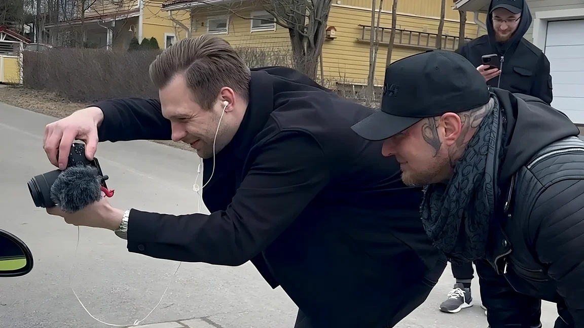 Kuvaajat kuvaamassa kadulla